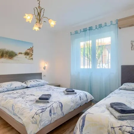 Beautiful Veronika I In Pula Villa